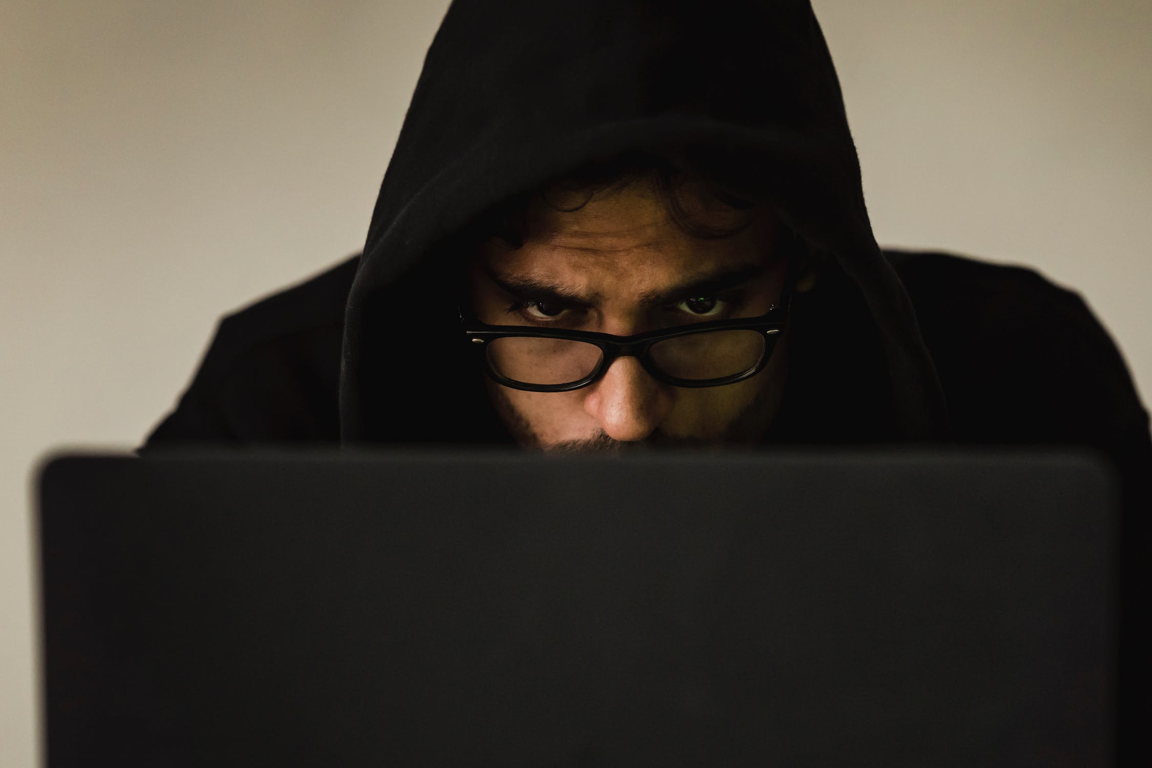 Mann mit Brille sitz vor dem Laptop und hat eine Kapuze auf. Er will Pornosucht bekämpfen.